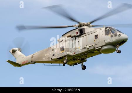 Royal Navy EHI EH-101 Merlin HM1 Helikopter ZH858 landete in RAF Waddington, Lincolnshire, Großbritannien, für die Airshow Stockfoto