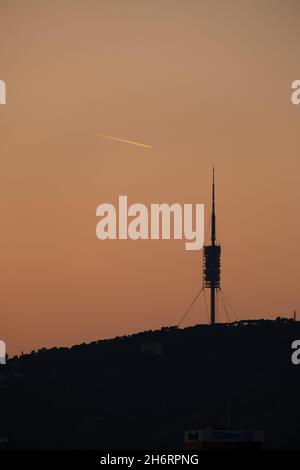 Telekommunikationsturm mit Sonnenlicht. Antennenfernsehsignale. Sonnenaufgang Stockfoto