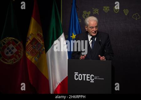 Der italienische Präsident Sergio Mattarella spricht während des XIV. Cotec Europe-Gipfels im Edgar Neville Auditorium.unter dem Motto "der Übergang zur immateriellen Wirtschaft in Europa" trifft der XIV. Cotec Europe-Gipfel mit Experten und Behörden der Stadt Málaga zusammen, um die wichtigsten Herausforderungen der immateriellen Wirtschaft im öffentlichen und privaten Sektor anzugehen. An der Schließung haben sich der spanische König, der Präsident der Republik Portugal, Marcelo Rebelo de Sousa und der Präsident der Republik Italien, Sergio Mattarella, beteiligt. (Foto von Jesus Merida/SOPA Images/Sipa USA) Stockfoto