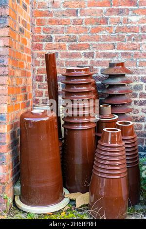 Braun glasierte gerippte Keramikisolatoren im Gladstone Pottery Museum in Longton Stoke on trent Drehort für großartige Töpfereien Stockfoto