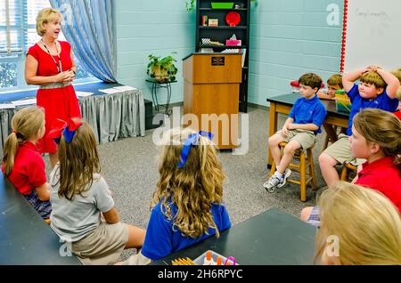 Ein Lehrer lehrt Zweitklässler, wie man Komplimente an einer Grundschule am 21. August 2012 in Columbus, Mississippi, gibt und erhält. Stockfoto