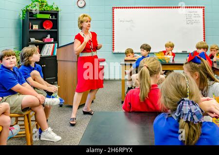Ein Lehrer lehrt Zweitklässler, wie man Komplimente an einer Grundschule am 21. August 2012 in Columbus, Mississippi, gibt und erhält. Stockfoto