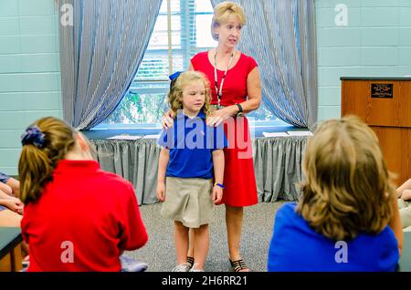 Ein Lehrer lehrt Zweitklässler, wie man Komplimente an einer Grundschule am 21. August 2012 in Columbus, Mississippi, gibt und erhält. Stockfoto