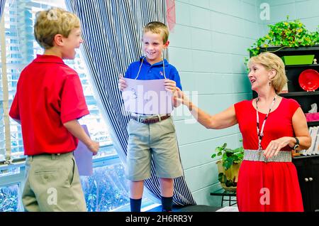 Ein Lehrer lehrt Zweitklässler, wie man Komplimente an einer Grundschule am 21. August 2012 in Columbus, Mississippi, gibt und erhält. Stockfoto