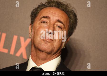 16. November 2021, Neapel, Kampanien, Italien: Der Regisseur Paolo Sorrentino auf dem roten Teppich während der Präsentation seines letzten Films '' E' stata la mano di Dio''. Das letzte Werk von Sorrentino, das im Metropolitan Cinema of Naples vorgestellt wurde, war Kandidat für den Oscar-Preis 2022 als bester ausländischer Film. (Bild: © Pasquale Gargano/Pacific Press via ZUMA Press Wire) Stockfoto