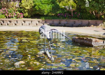 OMAHA, VEREINIGTE STAATEN - 15. Okt 2021: Eine pelikanische Vogelskulptur - Omaha's Henry Doorly Zoo and Aquarium in Omaha, Nebraska Stockfoto