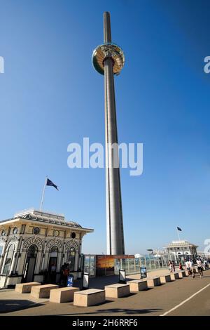 British Airways i360 ist ein 162 m hoher Aussichtsturm an der Strandpromenade von Brighton in East Sussex England Stockfoto