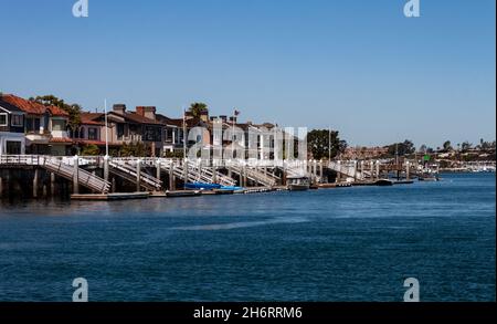 Häuser am Wasser am Hafen von Newport Beach in Kalifornien Stockfoto