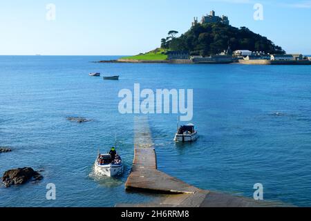 Boot am Steg bereit für eine Reise zum St. Michael's Mount in Marazion Cornwall England Stockfoto