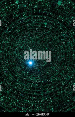 Innenansicht eines wunderschönen Weihnachtsbaums mit grünen LED-Leuchten Stockfoto