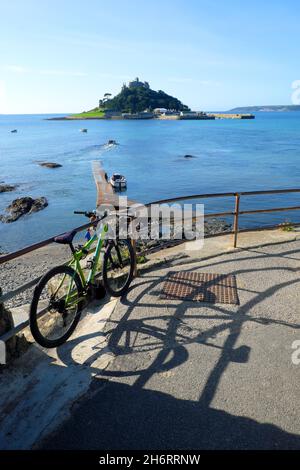 Blick auf Michael's Mount von Marazion Cornwall England aus Stockfoto