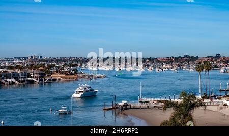 Newport Beach Harbor in Kalifornien an einem sonnigen Tag Stockfoto
