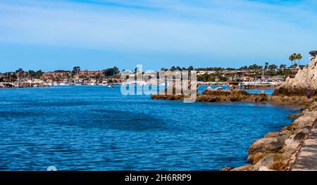 Eintritt zum Newport Beach Harbor in Kalifornien an einem sonnigen Tag Stockfoto