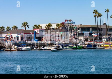 Balboa Fun Zone in Newport Beach California an einem sonnigen Tag von der Bucht aus gesehen Stockfoto