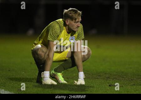 NEWCASTLE UPON TYNE, GROSSBRITANNIEN. 17. NOVEMBER Ryan Schofield aus Huddersfield Town gesehen während des Premier League 2 Cup-Spiels zwischen Newcastle United und Huddersfield Town am Mittwoch, den 17. November 2021 im Northumberland FA Headquarters, Whitley Park, Newcastle. (Kredit: Will Matthews | MI News) Kredit: MI News & Sport /Alamy Live News Stockfoto