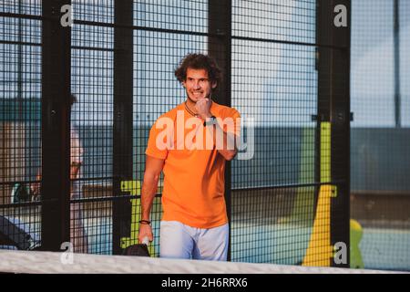 Padel-Spieler jubelte nach dem Gewinn eines Spiels - junger Athlet feiert den Sieg nach gutem Spiel Stockfoto