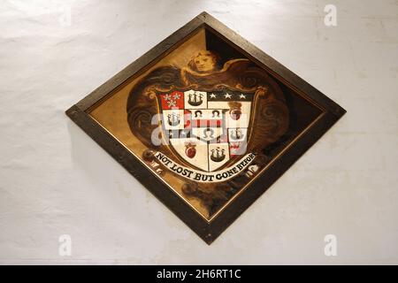 Ein Wappen, eine Wandtafel in der St. Edmunds Kirche, Castleton Derbyshire England. Motto: „nicht verloren, aber vorher verschwunden“ Stockfoto