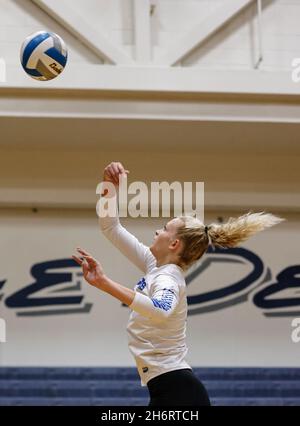 Volleyball-Action mit Snake River und Sugar Salem High School in Coeur d'Alene, Idaho. Stockfoto