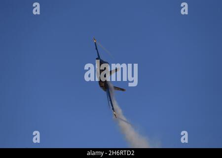 Blue Angel 5 bricht nach dem Pass im Ausstellungszentrum mit transonic Vapor. Stockfoto