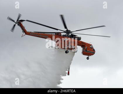 Erickson Sky Crane führt auf der MCAS Miramar Air Show eine Vorführung des Wassertropfens zur Brandbekämpfung durch Stockfoto