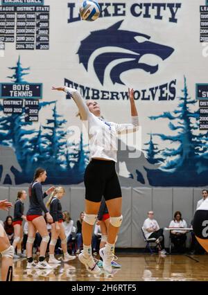 Volleyball-Action mit Snake River und Sugar Salem High School in Coeur d'Alene, Idaho. Stockfoto