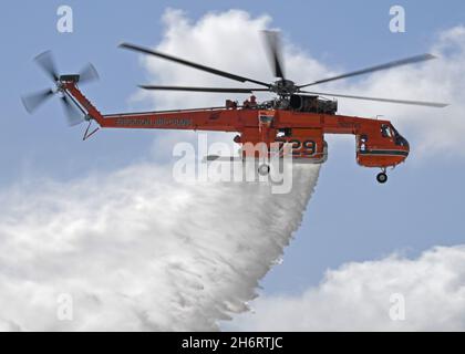 Erickson Sky Crane führt auf der MCAS Miramar Air Show eine Vorführung des Wassertropfens zur Brandbekämpfung durch Stockfoto