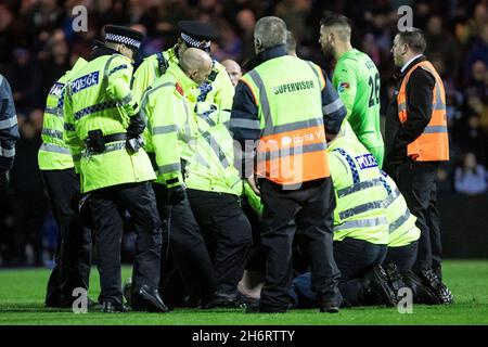 Stockport, England am 17. November 2021. Während des FA Cup Replay Spiels zwischen Stockport County und Bolton Wanderers am 17. November 2021 im Edgeli Park, Stockport, England. Foto von Mike Morese. Nur zur redaktionellen Verwendung, Lizenz für kommerzielle Nutzung erforderlich. Keine Verwendung bei Wetten, Spielen oder einer Veröffentlichung in einem Club/einer Liga/einem Spieler Credit: UK Sports Pics Ltd/Alamy Live News Stockfoto