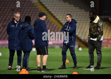 BRADFORD, GBR. 17. NOVEMBER Selim Benachour (Youth Team Manager) von Oldham Athletic vor dem FA Cup-Spiel zwischen Bradford City und Oldham Athletic am Mittwoch, den 17. November 2021 im Coral Windows Stadium, Bradford. (Kredit: Eddie Garvey | MI Nachrichten) Kredit: MI Nachrichten & Sport /Alamy Live Nachrichten Stockfoto