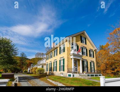 Großes Wohnhaus im typischen lokalen Stil mit patriotischer amerikanischer Flagge in Woodstock, Vermont, New England, USA Stockfoto