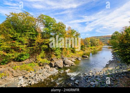 Panoramablick auf den Ottauquelchee River mit Herbstfarben, Woodstock, Vermont, Neuengland, USA Stockfoto