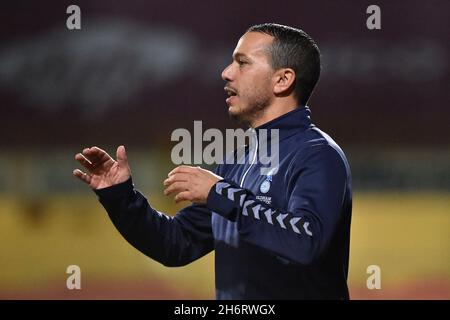 BRADFORD, GBR. 17. NOVEMBER Selim Benachour (Youth Team Manager) von Oldham Athletic während des FA Cup-Spiels zwischen Bradford City und Oldham Athletic am Mittwoch, den 17. November 2021 im Coral Windows Stadium, Bradford. (Kredit: Eddie Garvey | MI Nachrichten) Kredit: MI Nachrichten & Sport /Alamy Live Nachrichten Stockfoto