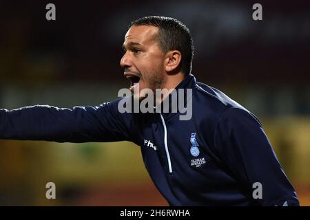 BRADFORD, GBR. 17. NOVEMBER Selim Benachour (Youth Team Manager) von Oldham Athletic während des FA Cup-Spiels zwischen Bradford City und Oldham Athletic am Mittwoch, den 17. November 2021 im Coral Windows Stadium, Bradford. (Kredit: Eddie Garvey | MI Nachrichten) Kredit: MI Nachrichten & Sport /Alamy Live Nachrichten Stockfoto