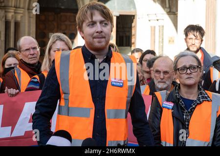 London, Großbritannien. November 2021. Ein beleidigter britischer Aktivist spricht vor dem High Court, nachdem neun Mitaktivisten wegen Geringschätzung inhaftiert wurden. Die Aktivisten hatten zugegeben, gegen eine Anordnung verstoßen zu haben, indem sie sich am 8. Oktober an einer Blockade an der Kreuzung 25 der M25 beteiligt hatten, um die Regierung aufzufordern, die Isolierung von sozialem Wohnungsbau bis 2025 und aller Häuser in Großbritannien bis 2030 zu finanzieren. Kredit: Mark Kerrison/Alamy Live Nachrichten Stockfoto