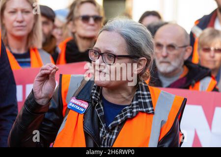 London, Großbritannien. November 2021. Der britische Beleidigungen-Aktivist Tracey Mallaghan spricht vor dem Hohen Gericht, nachdem neun Mitaktivisten wegen Geringschätzung inhaftiert wurden. Die Aktivisten hatten zugegeben, gegen eine Anordnung verstoßen zu haben, indem sie sich am 8. Oktober an einer Blockade an der Kreuzung 25 der M25 beteiligt hatten, um die Regierung aufzufordern, die Isolierung von sozialem Wohnungsbau bis 2025 und aller Häuser in Großbritannien bis 2030 zu finanzieren. Kredit: Mark Kerrison/Alamy Live Nachrichten Stockfoto