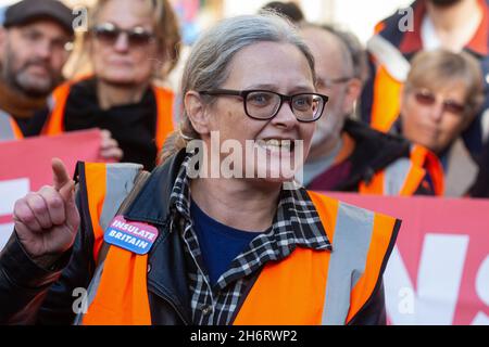 London, Großbritannien. November 2021. Der britische Beleidigungen-Aktivist Tracey Mallaghan spricht vor dem Hohen Gericht, nachdem neun Mitaktivisten wegen Geringschätzung inhaftiert wurden. Die Aktivisten hatten zugegeben, gegen eine Anordnung verstoßen zu haben, indem sie sich am 8. Oktober an einer Blockade an der Kreuzung 25 der M25 beteiligt hatten, um die Regierung aufzufordern, die Isolierung von sozialem Wohnungsbau bis 2025 und aller Häuser in Großbritannien bis 2030 zu finanzieren. Kredit: Mark Kerrison/Alamy Live Nachrichten Stockfoto