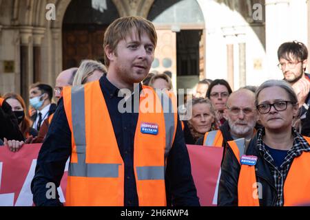 London, Großbritannien. November 2021. Ein beleidigter britischer Aktivist spricht vor dem High Court, nachdem neun Mitaktivisten wegen Geringschätzung inhaftiert wurden. Die Aktivisten hatten zugegeben, gegen eine Anordnung verstoßen zu haben, indem sie sich am 8. Oktober an einer Blockade an der Kreuzung 25 der M25 beteiligt hatten, um die Regierung aufzufordern, die Isolierung von sozialem Wohnungsbau bis 2025 und aller Häuser in Großbritannien bis 2030 zu finanzieren. Kredit: Mark Kerrison/Alamy Live Nachrichten Stockfoto