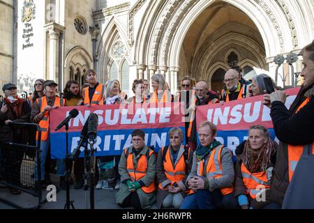 London, Großbritannien. November 2021. Beleidigung britischer Aktivisten posiert hinter einem Banner vor dem Hohen Gericht, nachdem neun Mitaktivisten wegen Geringschätzung inhaftiert wurden. Die Aktivisten hatten zugegeben, gegen eine Anordnung verstoßen zu haben, indem sie sich am 8. Oktober an einer Blockade an der Kreuzung 25 der M25 beteiligt hatten, um die Regierung aufzufordern, die Isolierung von sozialem Wohnungsbau bis 2025 und aller Häuser in Großbritannien bis 2030 zu finanzieren. Kredit: Mark Kerrison/Alamy Live Nachrichten Stockfoto