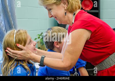 Ein Lehrer lehrt Zweitklässler, wie man Komplimente an einer Grundschule am 21. August 2012 in Columbus, Mississippi, gibt und erhält. Stockfoto