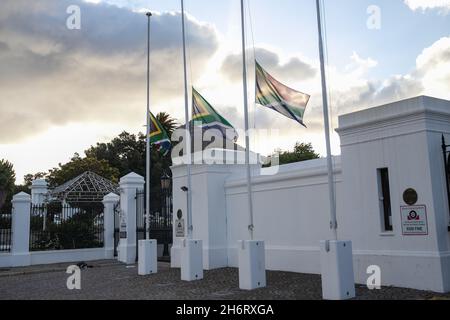 Kapstadt, Südafrika. November 2021. Südafrikanische Nationalflaggen fliegen am halben Mast vor dem Parlament, um Südafrikas letzten Apartheid-Präsidenten Frederik Willem (FW) de Klerk am 17. November 2021 in Kapstadt, Südafrika, zu ehren. Quelle: Lyu Tianran/Xinhua/Alamy Live News Stockfoto