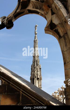 Skulpturen und Türme der Kathedrale, architektonische Details, Mailand, Italien Stockfoto