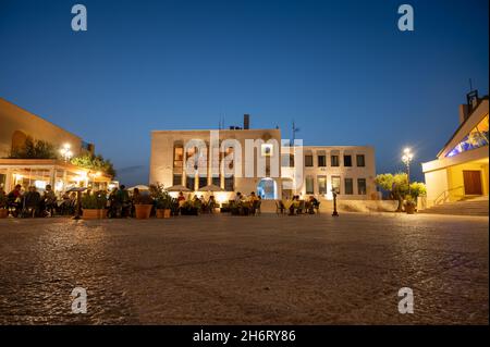 Blick auf den alten Teil von Sperlonga in der Nacht, alte italienische Stadt in der Provinz Latina am Tyrrhenischen Meer, Touristen Sommer vacaton Ziel Stockfoto