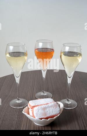 Symbole von Reims, Frankreich, Gläser aus weißem und rosafarbenem Champagner und Rosenkekse Stockfoto