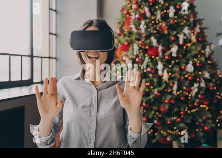 Die Dame aus europa war beeindruckt, als sie zu Hause VR-Googeln verwendete, während sie Weihnachten verbrachte Stockfoto