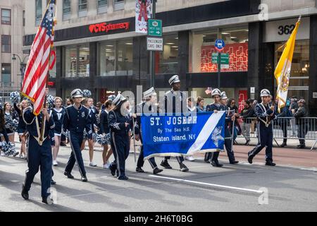 11. November 2021 Veterans Day Parade auf der Fifth Avenue in New York City, USA Stockfoto