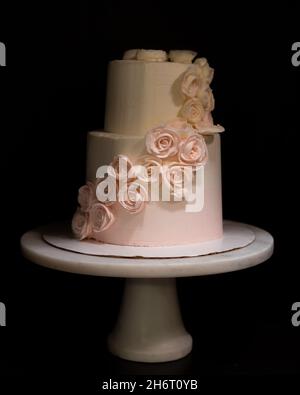 Hochzeitstorte mit Buttercremerosen Stockfoto