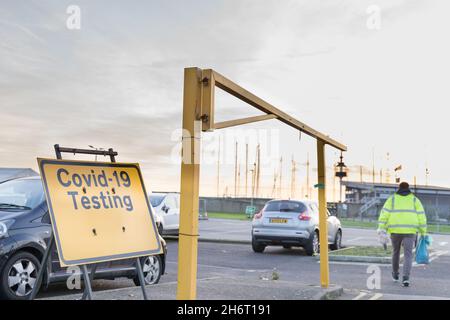 Mann geht in ein Covid-19 Testzentrum, das auf einem Parkplatz in der Nähe von Tilbury Essex England gebaut wurde Stockfoto