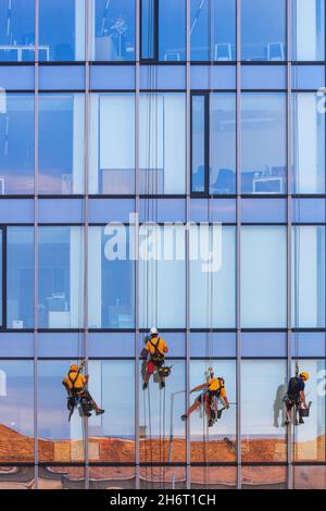 Stadtlandschaft - ein Team von Fensterscheiben während der Arbeit in der Höhe, Budapest, Ungarn Stockfoto