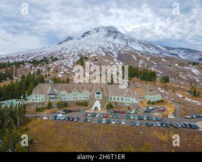 Luftaufnahme der Tiberline Lodge mit Mount Hood im Hintergrund Stockfoto