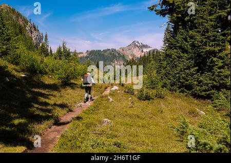Weibliche Rucksacktouristen durch die Kaskaden auf einem Wanderweg Stockfoto