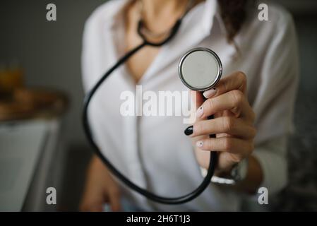 Nahaufnahme einer Frau mit einem Stethoskop. Stockfoto